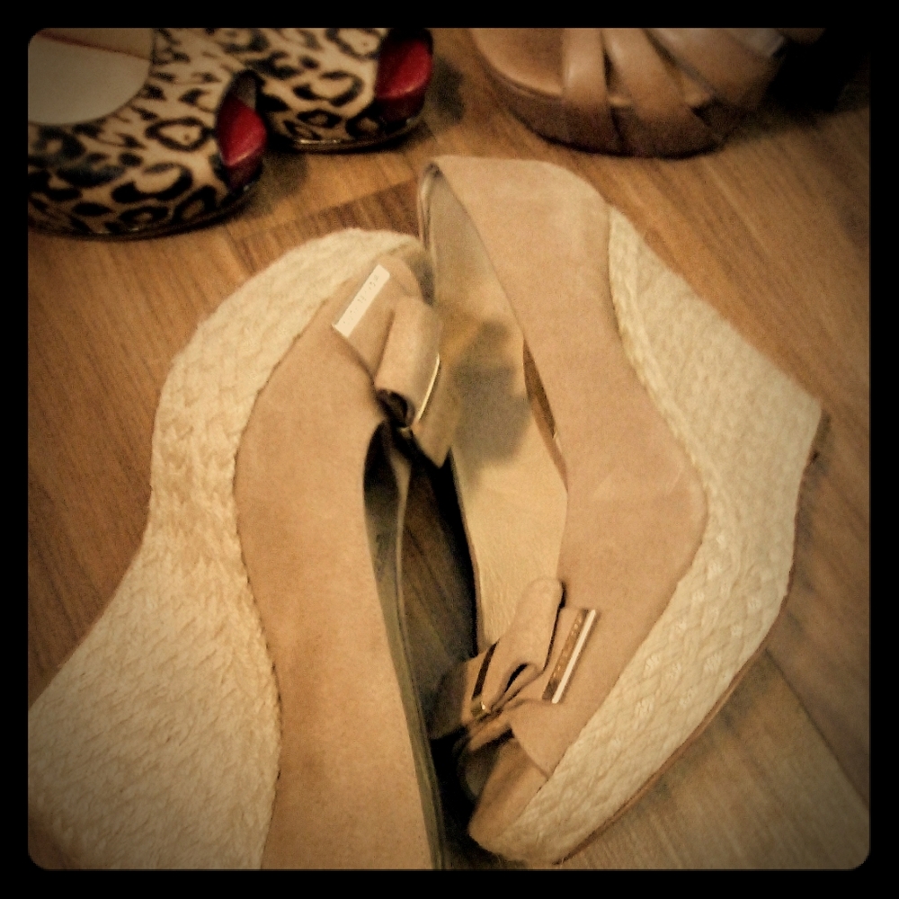 MICHAEL KORS TAN SUEDE WEDGE HEELS GOLD FLAIRS